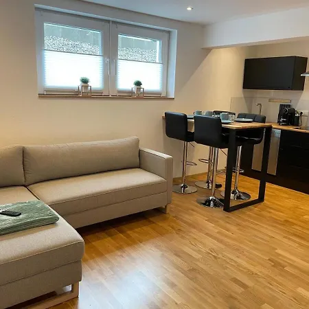 1,5-zimmer, Ausgestattet, 4 Pers, Souterrain, Self Check-in, Parkplatz, Netflix & Amazon Prime 아파트 *